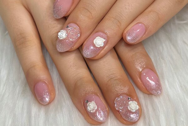 「ハンド ミドルコース」ふわっと優しいピンクに白い薔薇がとっても可愛いネイルです|Nail Salon Linda