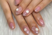 「ハンド ミドルコース」ふわっと優しいピンクに白い薔薇がとっても可愛いネイルです|Nail Salon Linda