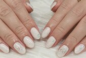 「ハンド ライ」コース 透け感のあるホワイトベースに、繊細なホロと人気のシルバーリボンで特別感あるネイルになります|Nail Salon Linda