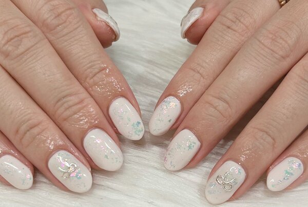 「ハンド ライトコース」透け感のあるホワイトベースに、繊細なホロと人気のシルバーリボンで特別感あるネイルになります☆|Nail Salon Linda