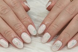 「ハンド ライトコース」透け感のあるホワイトベースに、繊細なホロと人気のシルバーリボンで特別感あるネイルになります☆