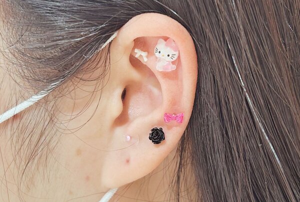 「耳ツボ ジュエリー」キティちゃんアクセントに肩こり解消のツボメインで可愛らしいです！|Nail Salon Linda