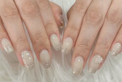 「ハンド 定額デザイン」色変更で優しいベージュカラーにラメグラデが光が当たるたびキラキラしてテンション上がります！