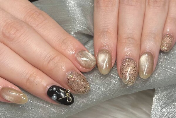 「ハンド ライトコース」黒好きには堪らない黒×ゴールドの大人ネイルです！|Nail Salon Linda