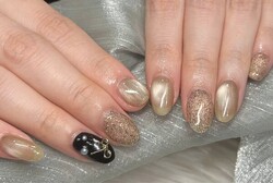 「ハンド ライトコース」黒好きには堪らない黒×ゴールドの大人ネイルです！|Nail Salon Linda