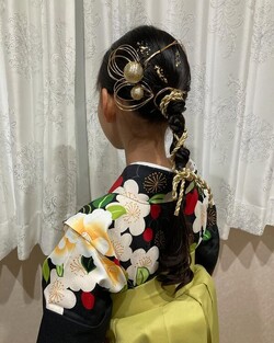  袴着付けとヘアセット（小学生）|美容室アロマーム