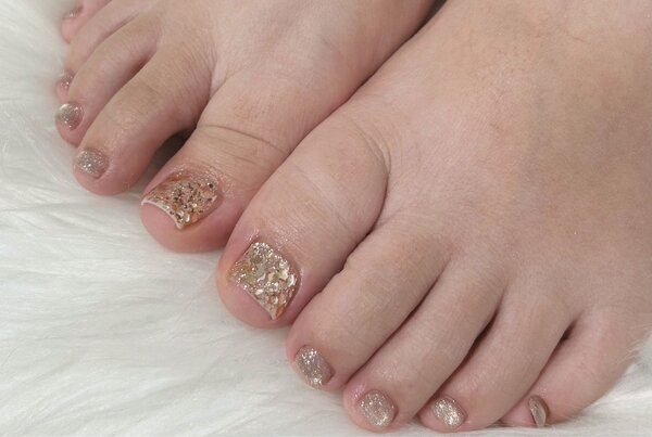 「フット マグネット・ワンカラー」キラキラが大好きとの事でゴールドカラーで足元が輝くようなフットネイルです^^*|Nail Salon Linda