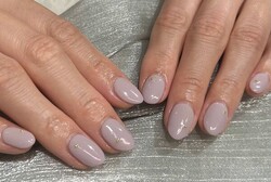 「ハンド 定額デザイン」色変更で淡いラベンダーグレーに小さなゴールドのスタッズで派手すぎずこなれ感ある組み合わせです！|Nail Salon Linda