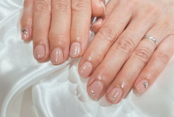 「ハンド 定額デザイン」ナチュラルカラーで指先をより綺麗に！ パーツ変更でお好みのものに変更出来ます|Nail Salon Linda