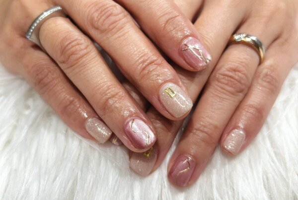 「ハンド ライトコース」お色味変更で春カラーに！ ゴールドのラインがアクセントで素敵です^ ^|Nail Salon Linda