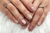 「ハンド ライトコース」お色味変更で春カラーに！ ゴールドのラインがアクセントで素敵です^ ^|Nail Salon Linda