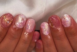 「ハンド ミドルコース」桜のネイルに合わせてピンクのマグネットやラメホロを入れています♪