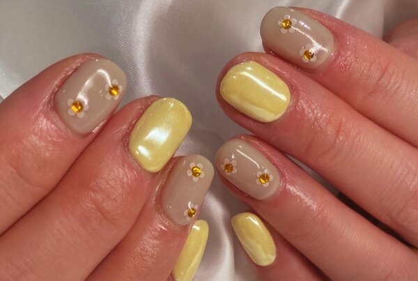 「ハンド ライトコース」お花ホロにパーツを合わせて春らしいデザインです！|Nail Salon Linda