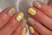 「ハンド ライトコース」お花ホロにパーツを合わせて春らしいデザインです！|Nail Salon Linda