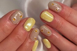 「ハンド ライトコース」お花ホロにパーツを合わせて春らしいデザインです！