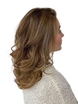 骨格やパーツに合わせた上品なフォギーベージュハイライトカラー|ヘアサロン DAMANI 表参道