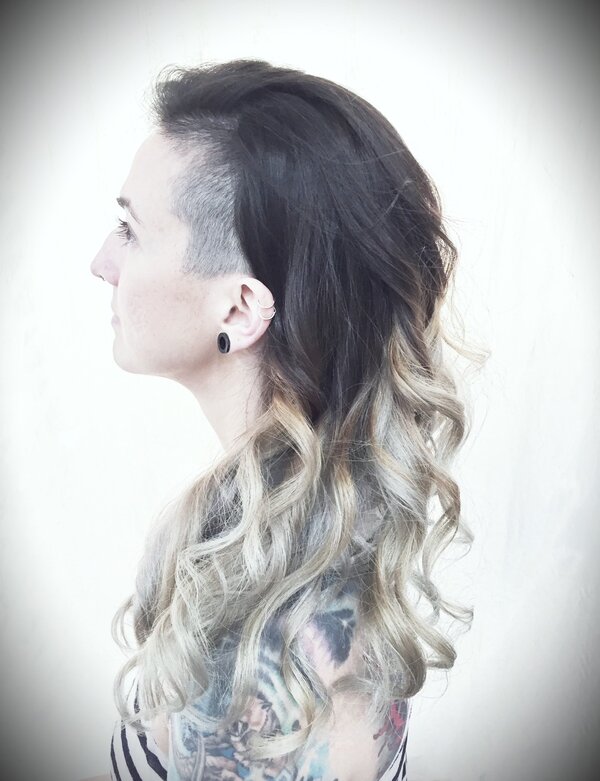 デザインカラーとバレイヤージュで表現する耳かけモードスタイル|ヘアサロン DAMANI 南青山