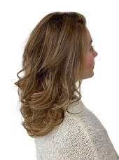 骨格やパーツに合わせた上品なフォギーベージュハイライトカラー|ヘアサロン DAMANI 南青山