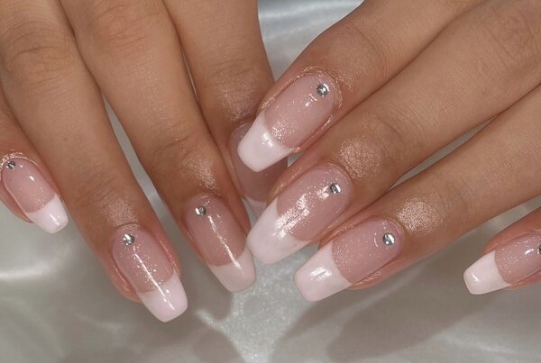 「ハンド フレンチ・ワンカラー」ラメベースに春にぴったりな柔らかいピンクでお作りしています！|Nail Salon Linda