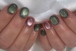 「ハンド マグネット・ワンカラー」鮮やかなグリーンと落ち着いたピンクが相まってオシャレになります♪|Nail Salon Linda