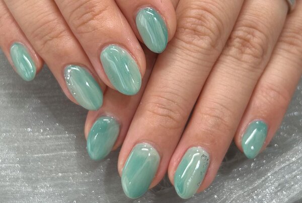 「ハンド 定額デザイン」卒業式に向けたネイル コサージュに合わせた淡いグリーンネイルで華やかに|Nail Salon Linda