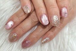 「ハンド ライトコース」お色味変更で春カラーに^ ^ 卒業式にもピッタリの華やかデザインです！|Nail Salon Linda