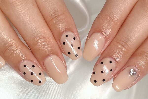 「ハンド ミドルコース」持ち込み画像を参考に初のドットに挑戦！ とてもお似合いです！|Nail Salon Linda
