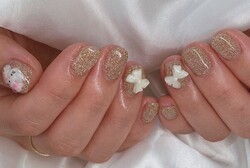 「ハンド フラッシュネイル＋パーツ」くすんだイエローとゴールドが混ざった絶妙なカラーです！|Nail Salon Linda