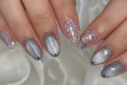 「ハンド ライトコース」寒色系で統一感も出ていておしゃれな仕上がりです♪|Nail Salon Linda