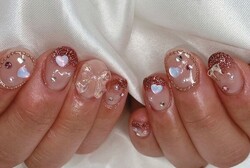 「ハンド ミドルコース」パーツをたくさん載せてぷっくりと可愛らしい上がりに♪|Nail Salon Linda