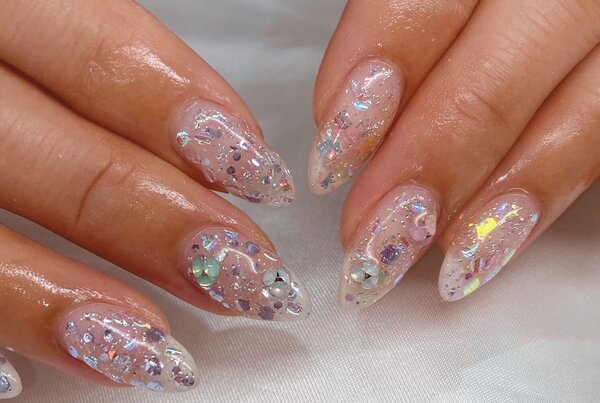 「ハンド 定額デザイン」ザクザクの大きめホロがたっぷり入ったジェルで、とてもキラキラです！|Nail Salon Linda