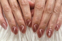 「ハンド マグネット・ワンカラー」ナチュラルカラーに斜めラインのマグネットネイル！ 小指はシンプルデザインにしました