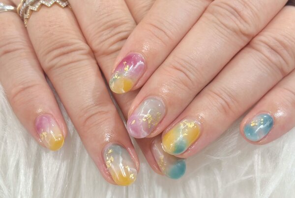 「ハンド ミドルコース」春色を使ったニュアンスネイル！ 金箔も取り入れたオシャレデザインです^ ^|Nail Salon Linda