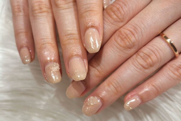 「ハンド 定額デザイン」爪先にラメの入ったキラキラデザイン^ ^ バラのパーツがアクセントです！|Nail Salon Linda