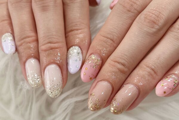 「ハンド 定額デザイン」ラメ×星ホロのキラキラネイルです！ 左右で色変更して飽きのこないデザインです☆|Nail Salon Linda