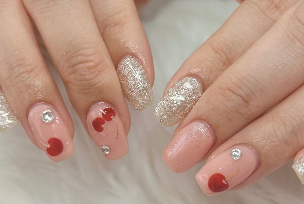 「ハンド 定額デザイン」流行りのさくらんぼネイル！ 春らしいピンクカラーベースで可愛いネイル|Nail Salon Linda