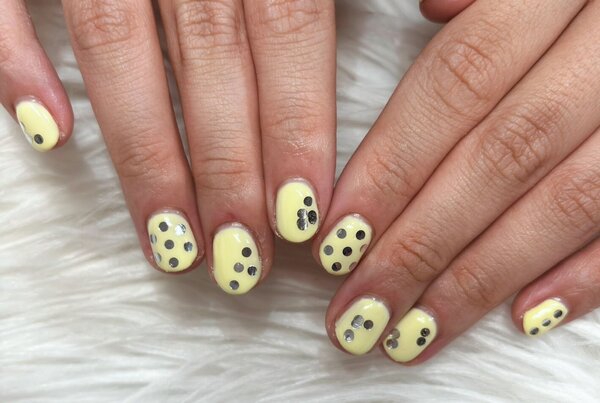 「ハンド 定額デザイン」ホロの位置を移動して、個性派ネイルに！ バターイエローも人気カラーです^ ^|Nail Salon Linda