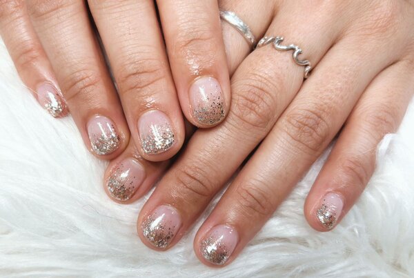 「ハンド グラデーション」ゴールドラメのグラデーション！ 伸びてきても馴染むオススメデザインです^ ^|Nail Salon Linda