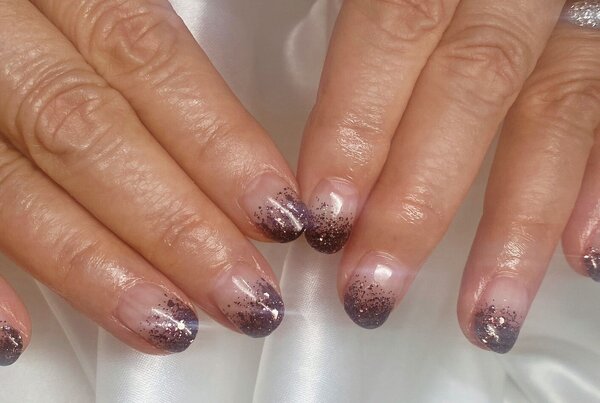 「ハンド グラデーション」黒のラメですが少しブラウンも混ざっているので挑戦しやすい黒のネイルです！|Nail Salon Linda