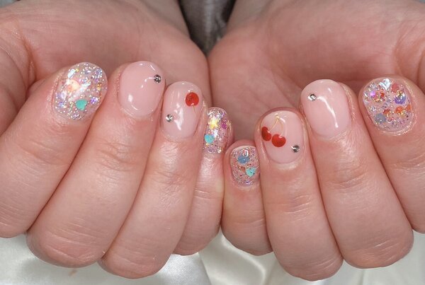 「ハンド 定額デザイン」淡いピンクの上にさくらんぼで春らしく可愛らしいお仕上がりです！|Nail Salon Linda