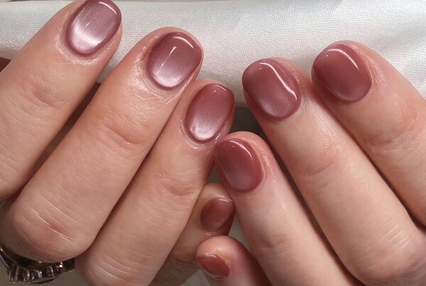 「ハンド マグネット・ワンカラー」赤みのあるピンク色なのでパキッとしすぎず、お肌に馴じみ、上品なカラーです|Nail Salon Linda