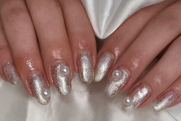 「ハンド 定額デザイン」ホワイトとラメを使ったニュアンスデザインでお洋服にも合わせやすい雰囲気です！|Nail Salon Linda