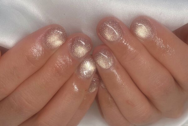 「ハンド マグネット・ワンカラー」フラッシュも混ざったジェルなので、とてもキラキラ華やかで美しいです！|Nail Salon Linda