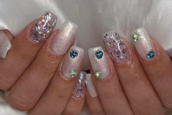 「ハンド 定額デザイン」ブルーとグリーンでパーツを合わせて爽やかな仕上がりに|Nail Salon Linda