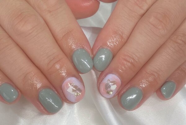 「ハンド 定額デザイン」アートの部分をパステルピンクとパープルに！ 春らしさを表現しています！|Nail Salon Linda