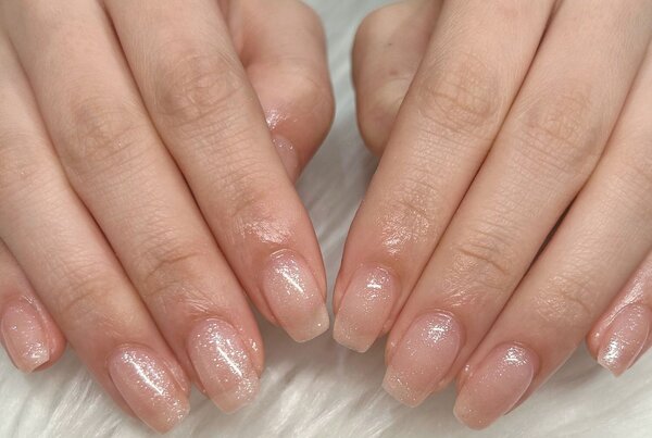 「ハンド ワンカラー」お仕事でネイルが厳しい方にもおすすめ！ 肌色に近いラメピンクです！|Nail Salon Linda