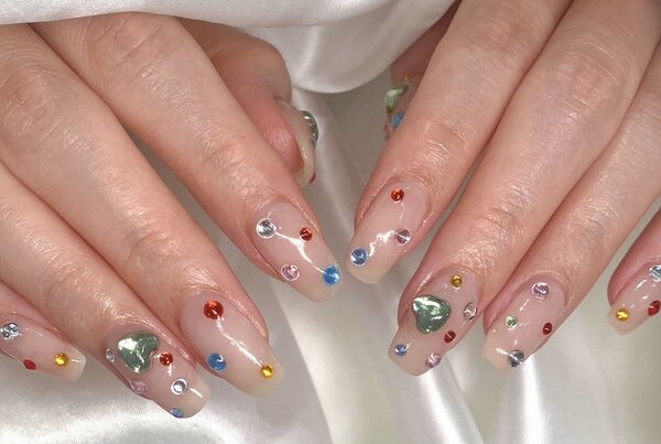「ハンド ミドルコース」シンプルなカラーの上に、大きさとカラーがランダムのパーツを散りばめています！|Nail Salon Linda