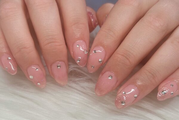 「ハンド ミドルコース」流行りのワンホンネイルのようなピンクラメネイルです！ ストーンでさらに大人っぽさがでます☆|Nail Salon Linda