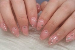 「ハンド ミドルコース」流行りのワンホンネイルのようなピンクラメネイルです！ ストーンでさらに大人っぽさがでます☆|Nail Salon Linda