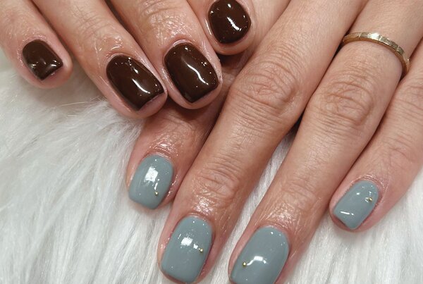 「ハンド 定額デザイン」左右で色変えして飽きないシンプルデザインです！|Nail Salon Linda